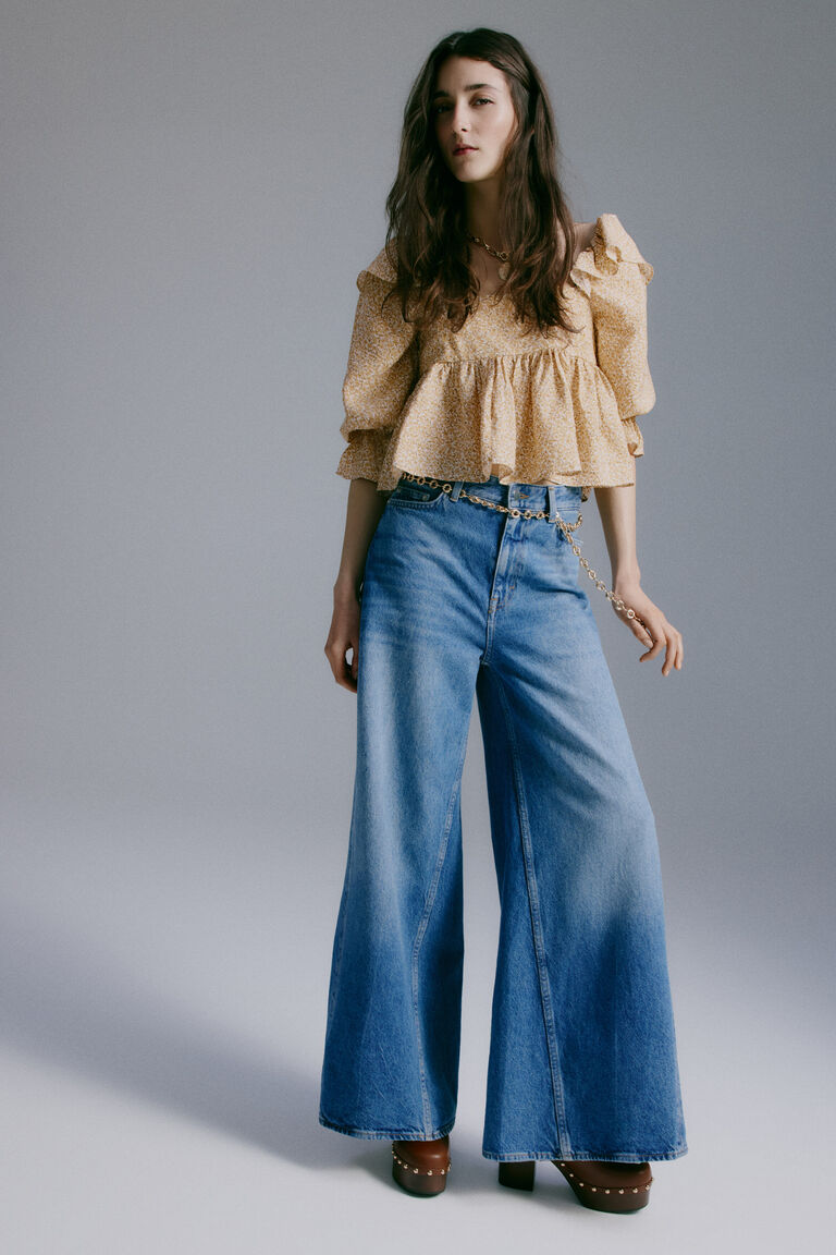 Blus dengan hiasan rumbai