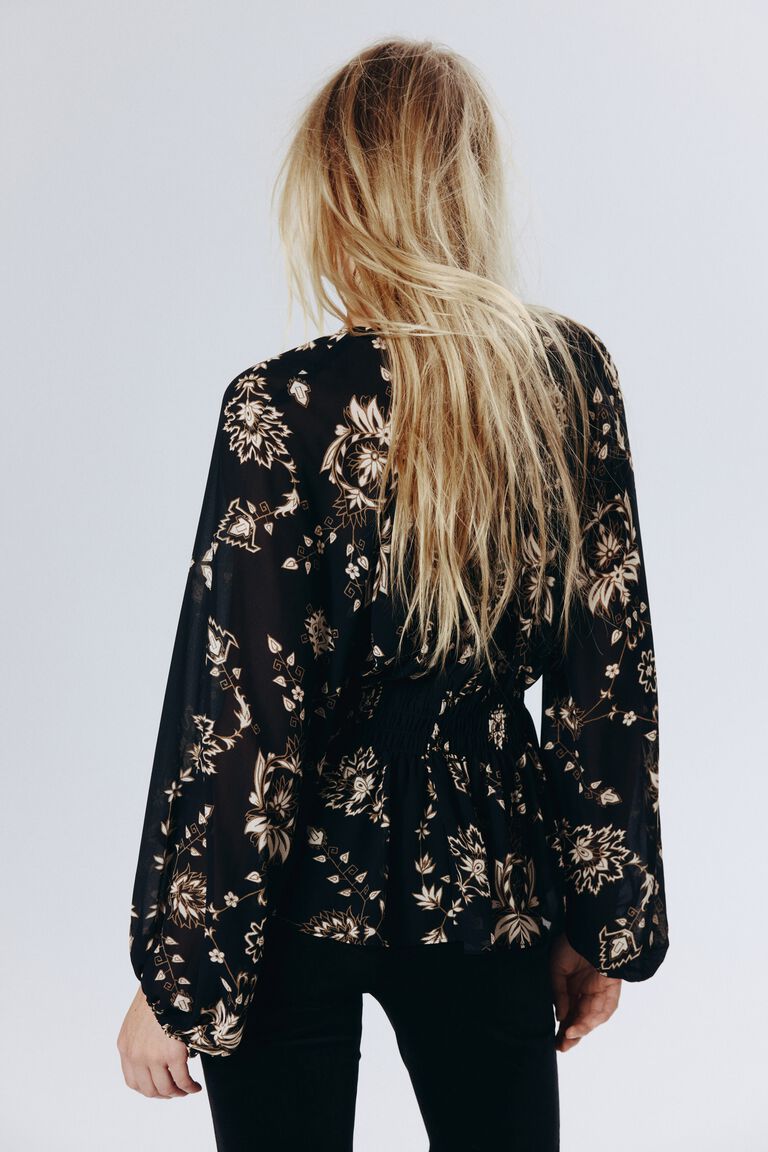 Blus dengan detail kerut