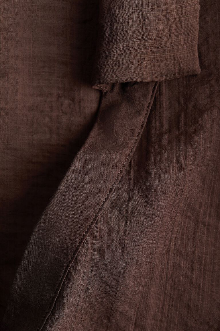 Kemeja campuran linen dengan detail tali